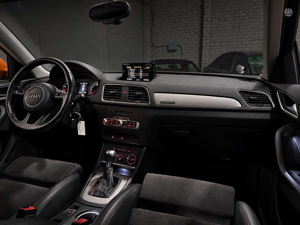 Audi Q3, 2.0 l., off-road / crossover
