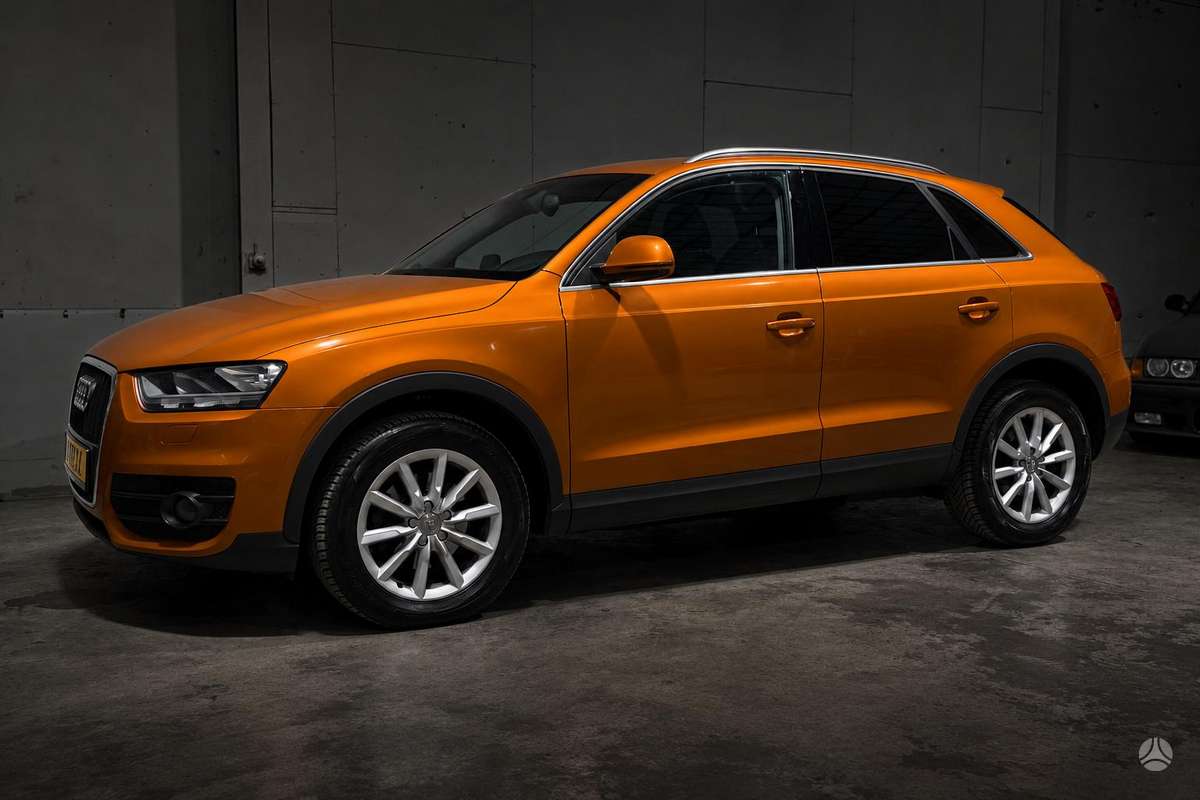 Audi Q3, 2.0 l., off-road / crossover