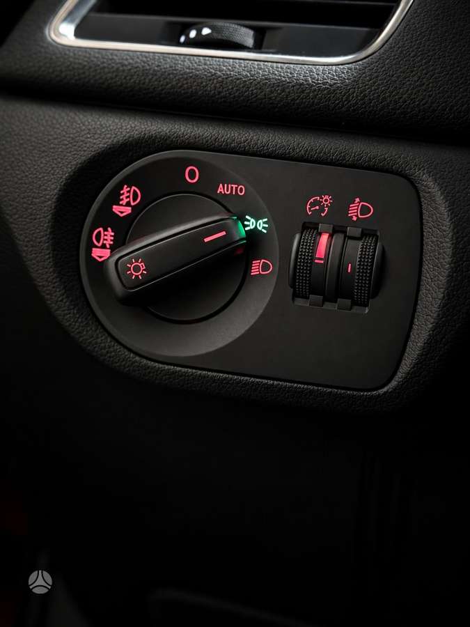 Audi Q3, 2.0 l., off-road / crossover