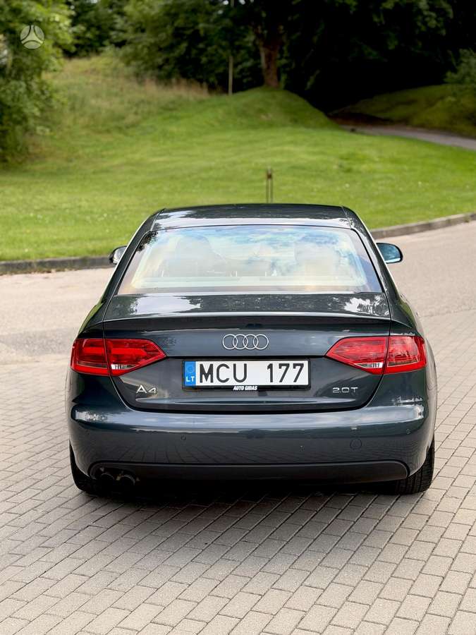 Audi A4, sedanas