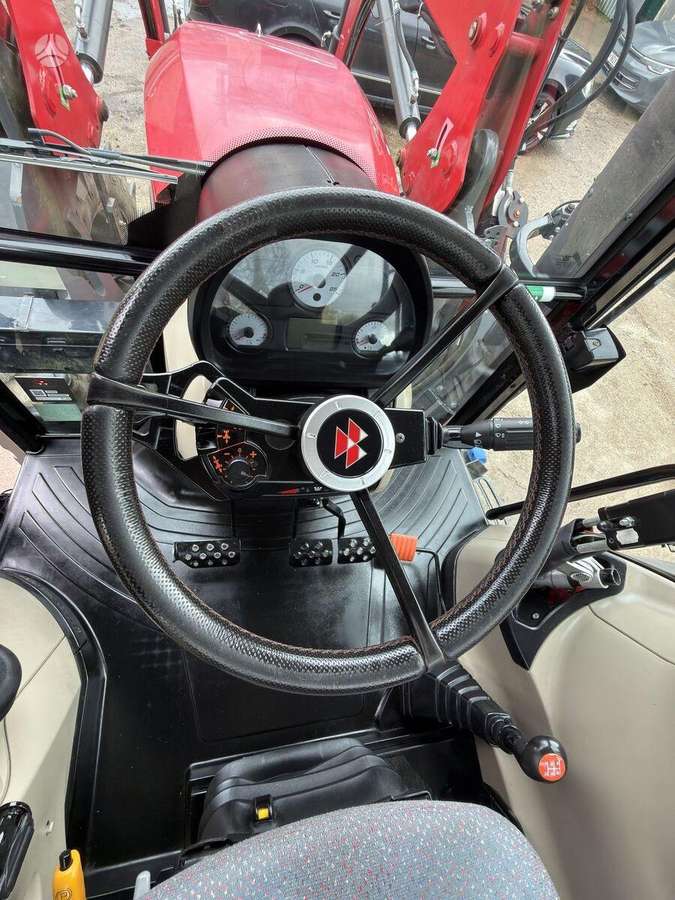 Massey Ferguson 5713, tractors