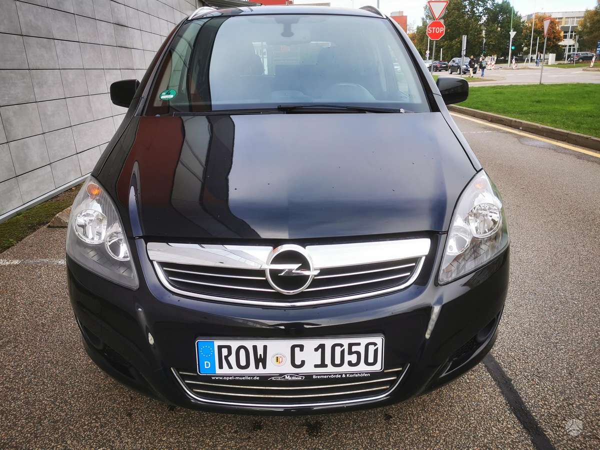 Opel Zafira 2011 — вигляд ззаду