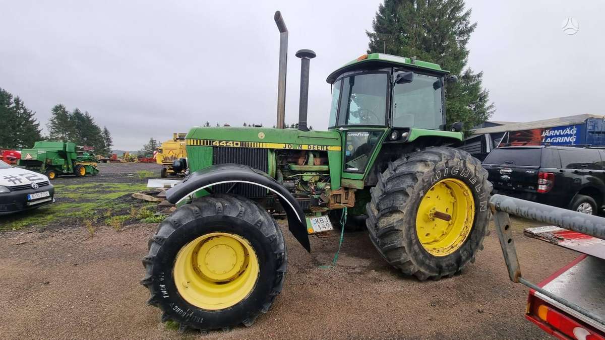 John Deere 4440, traktoriai