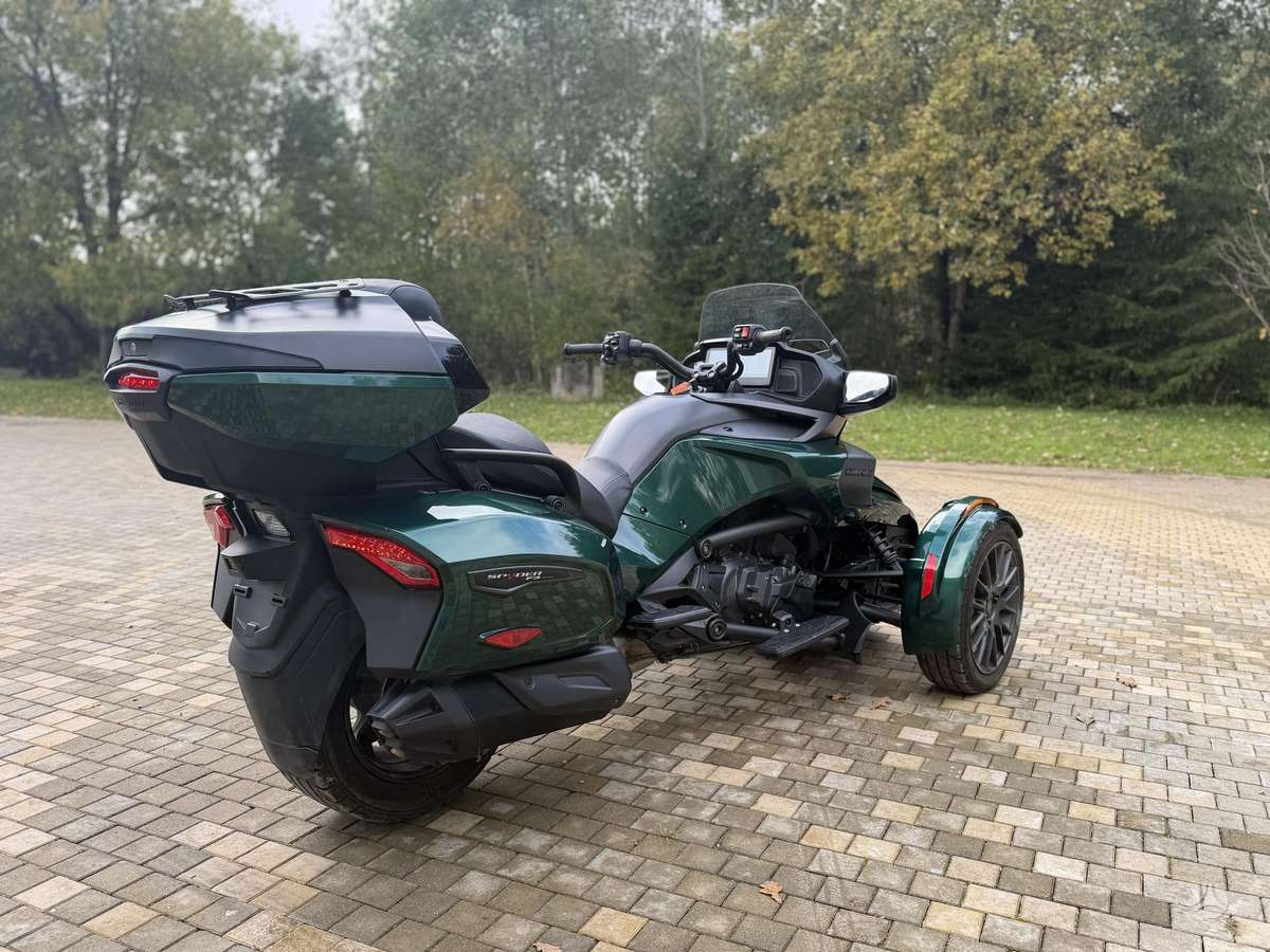Can-Am Spyder 1330cc, triračiai