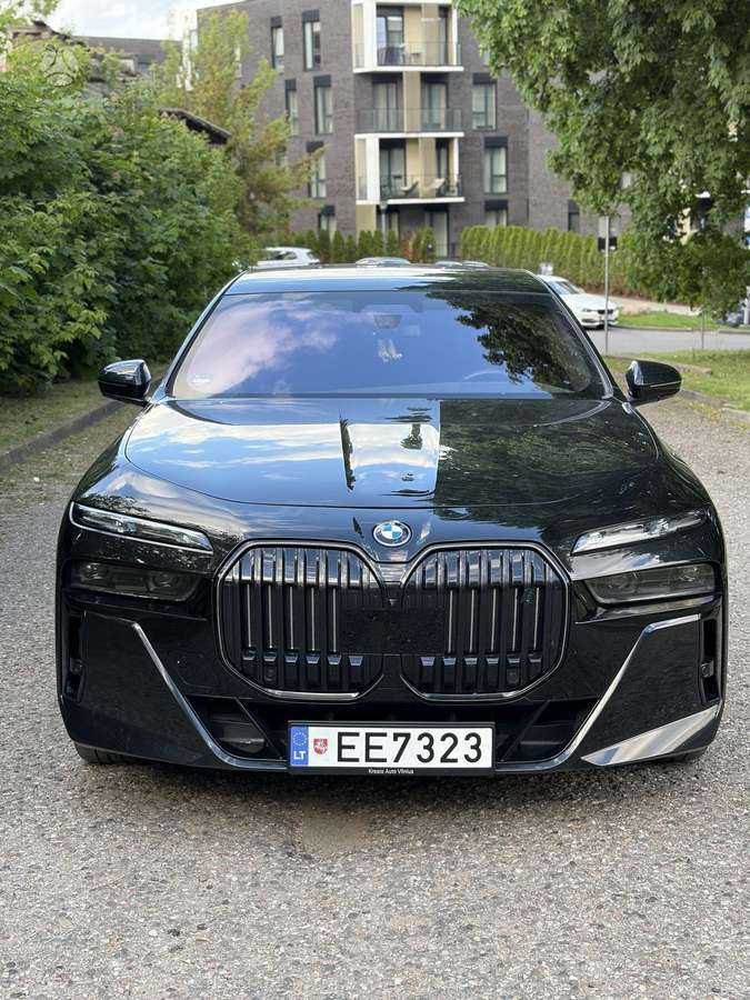 BMW i7, Седан