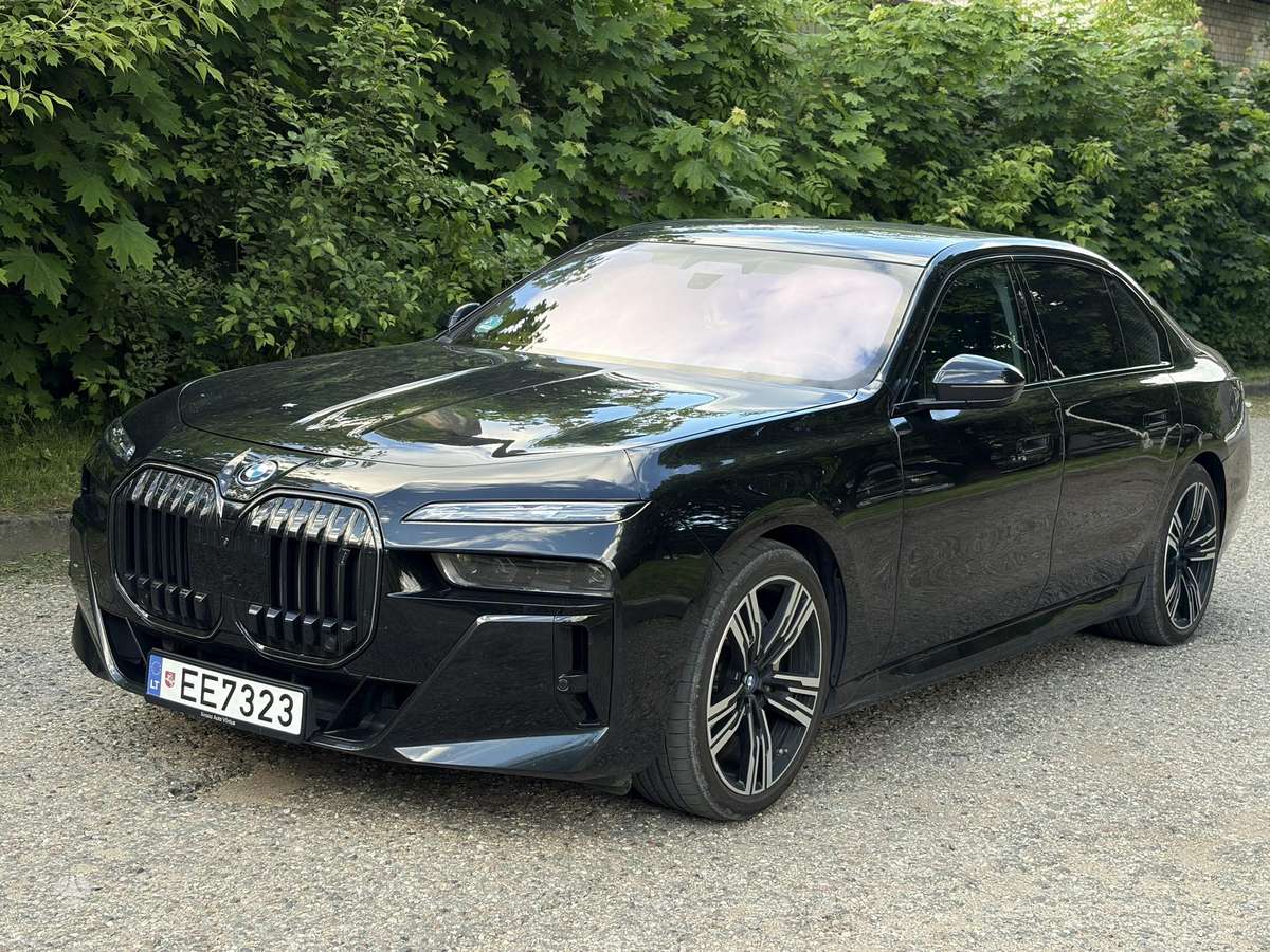 BMW i7, Седан