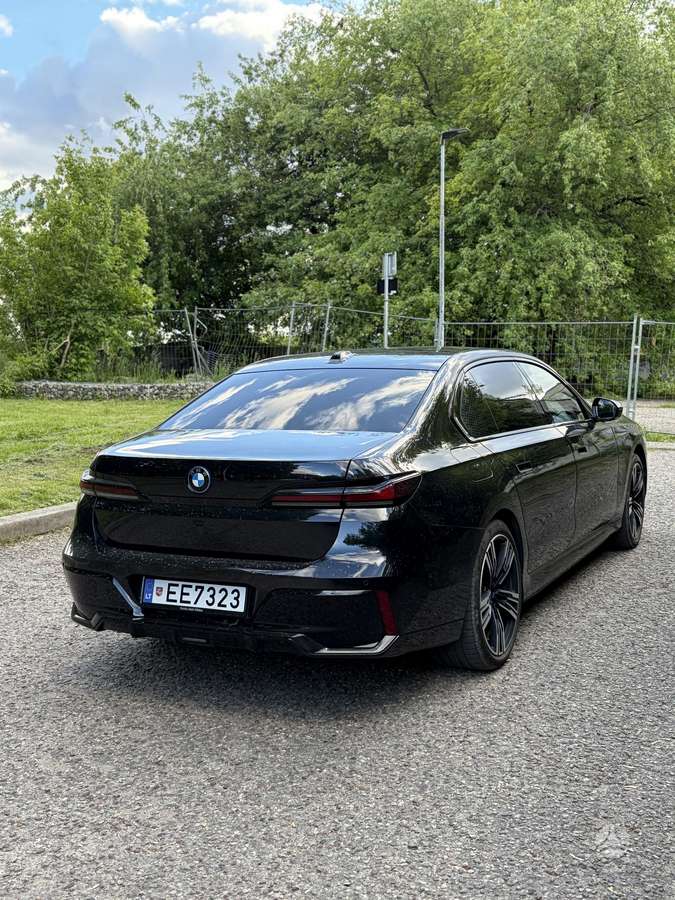BMW i7, Седан