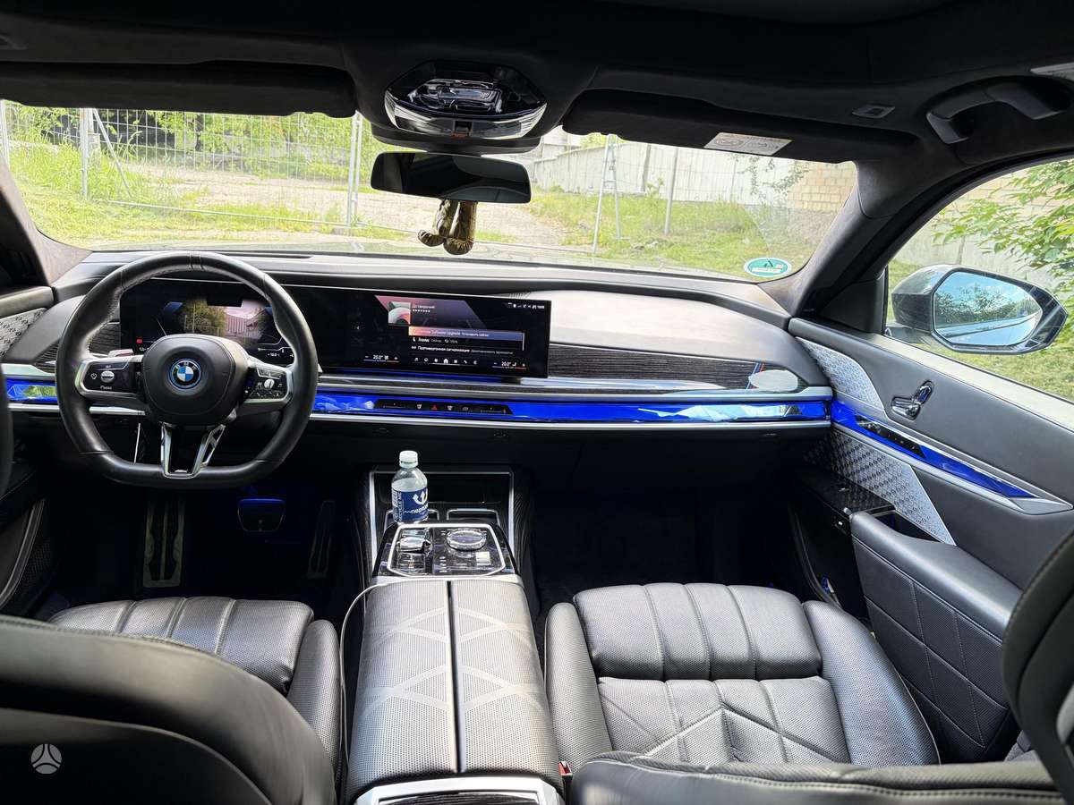 BMW i7, Седан