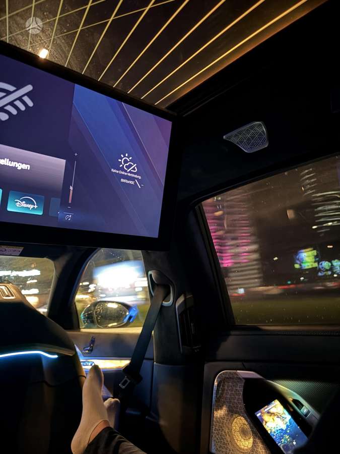 BMW i7, Седан