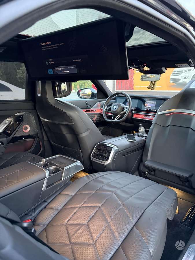 BMW i7, Седан