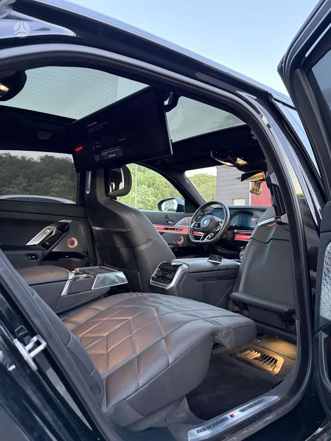 BMW i7, Седан