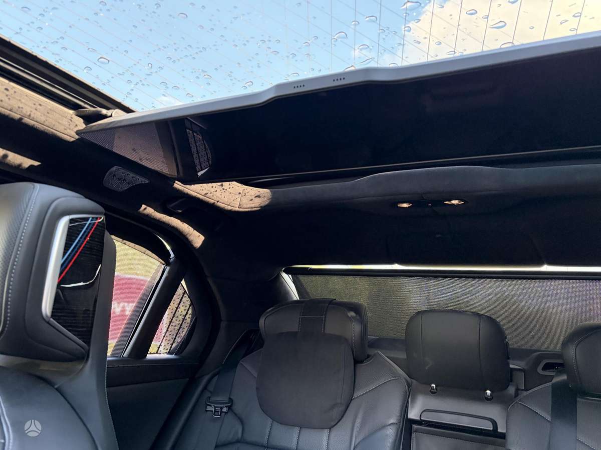 BMW i7, Седан