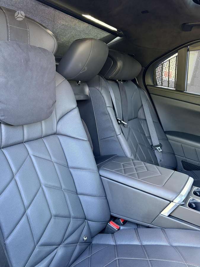 BMW i7, Седан