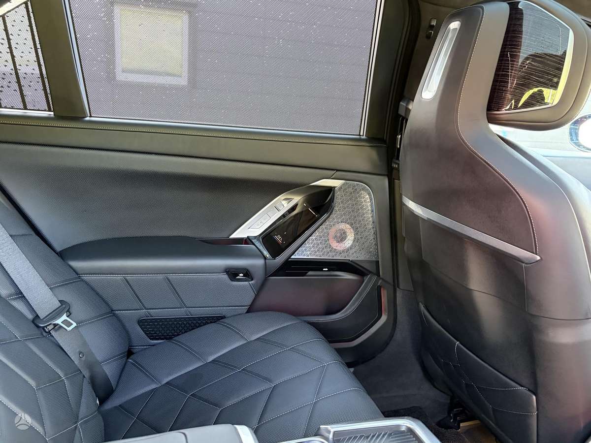 BMW i7, Седан