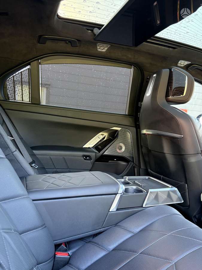 BMW i7, Седан