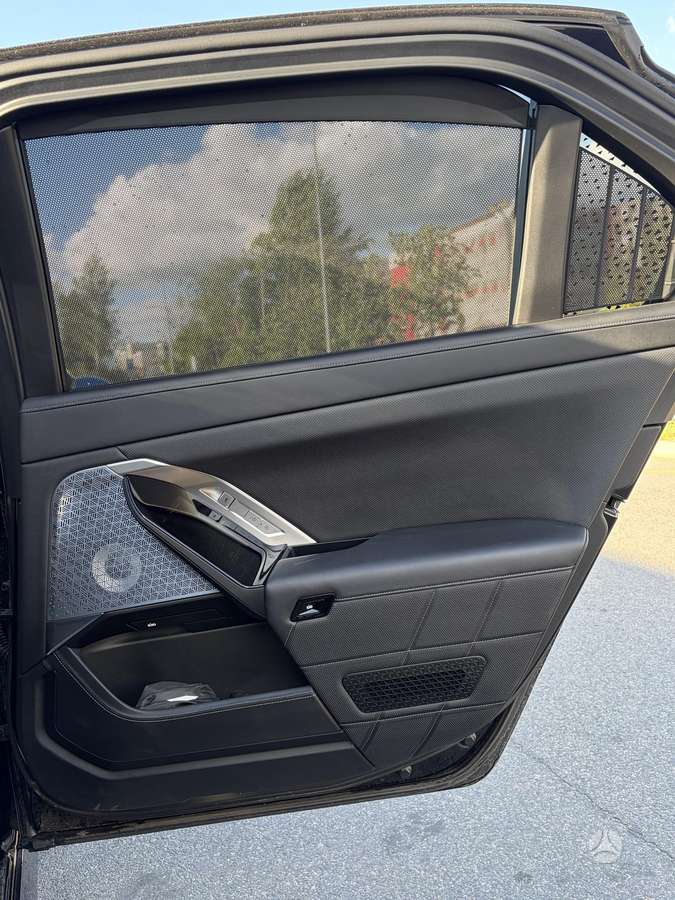 BMW i7, Седан