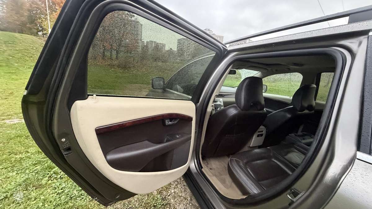 Volvo XC70, 2.4 l., wagon