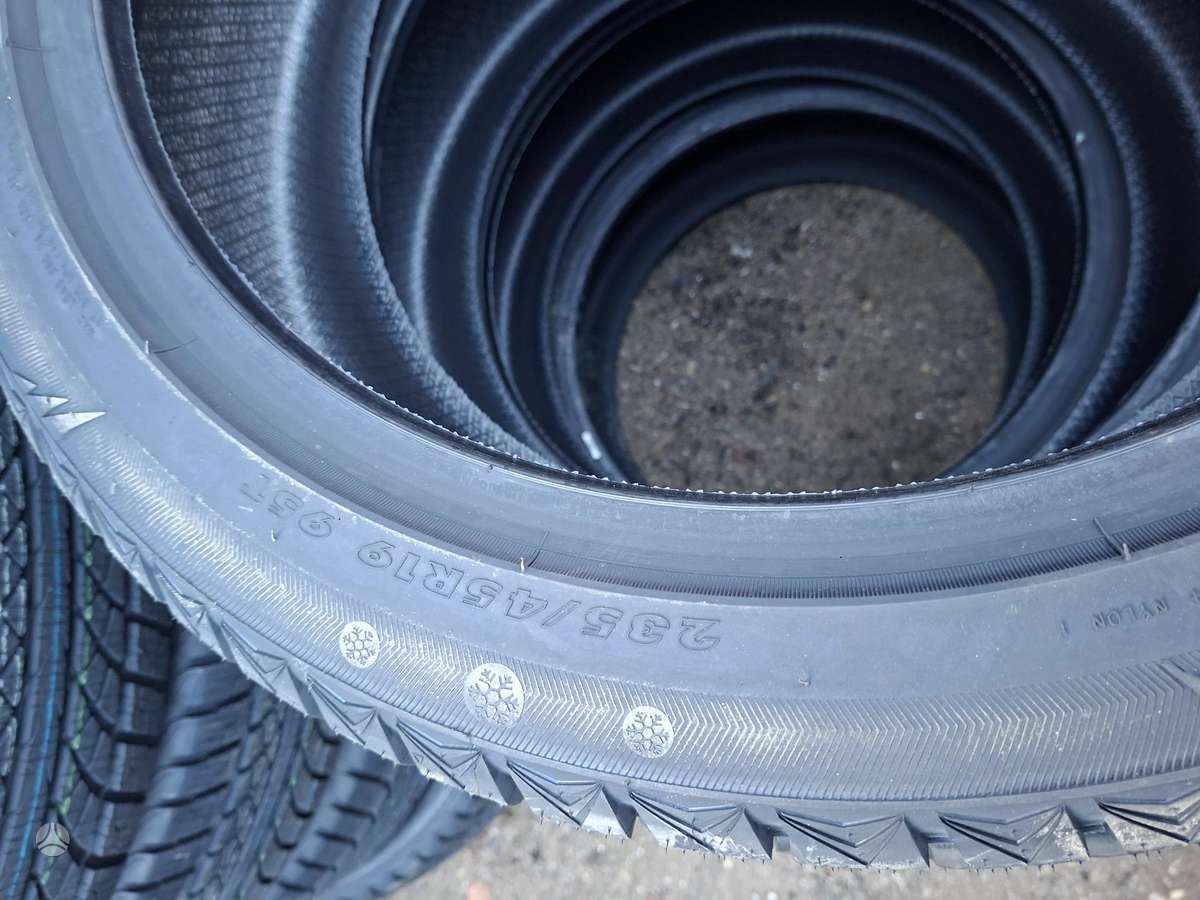 Maxtrek, žieminės 235/45 R19