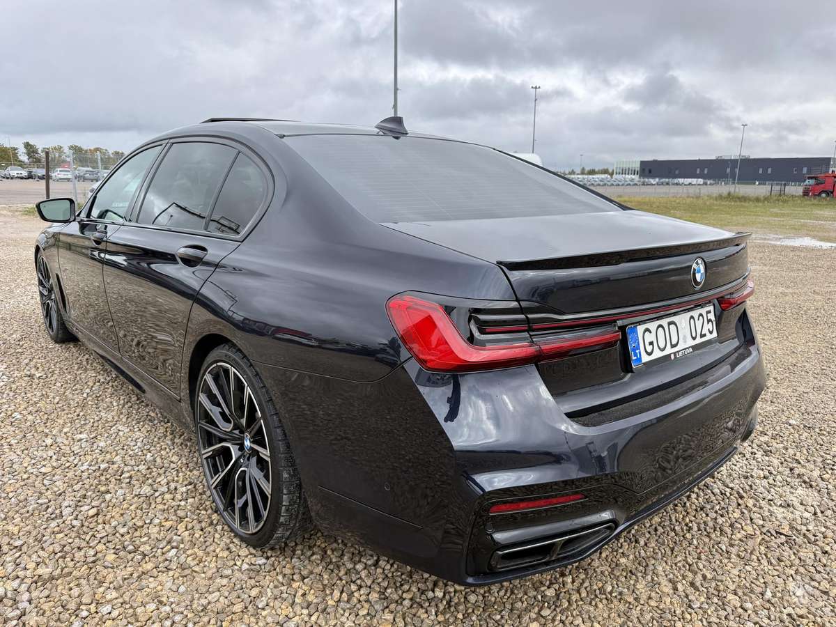 BMW 750, 4.4 l., Седан