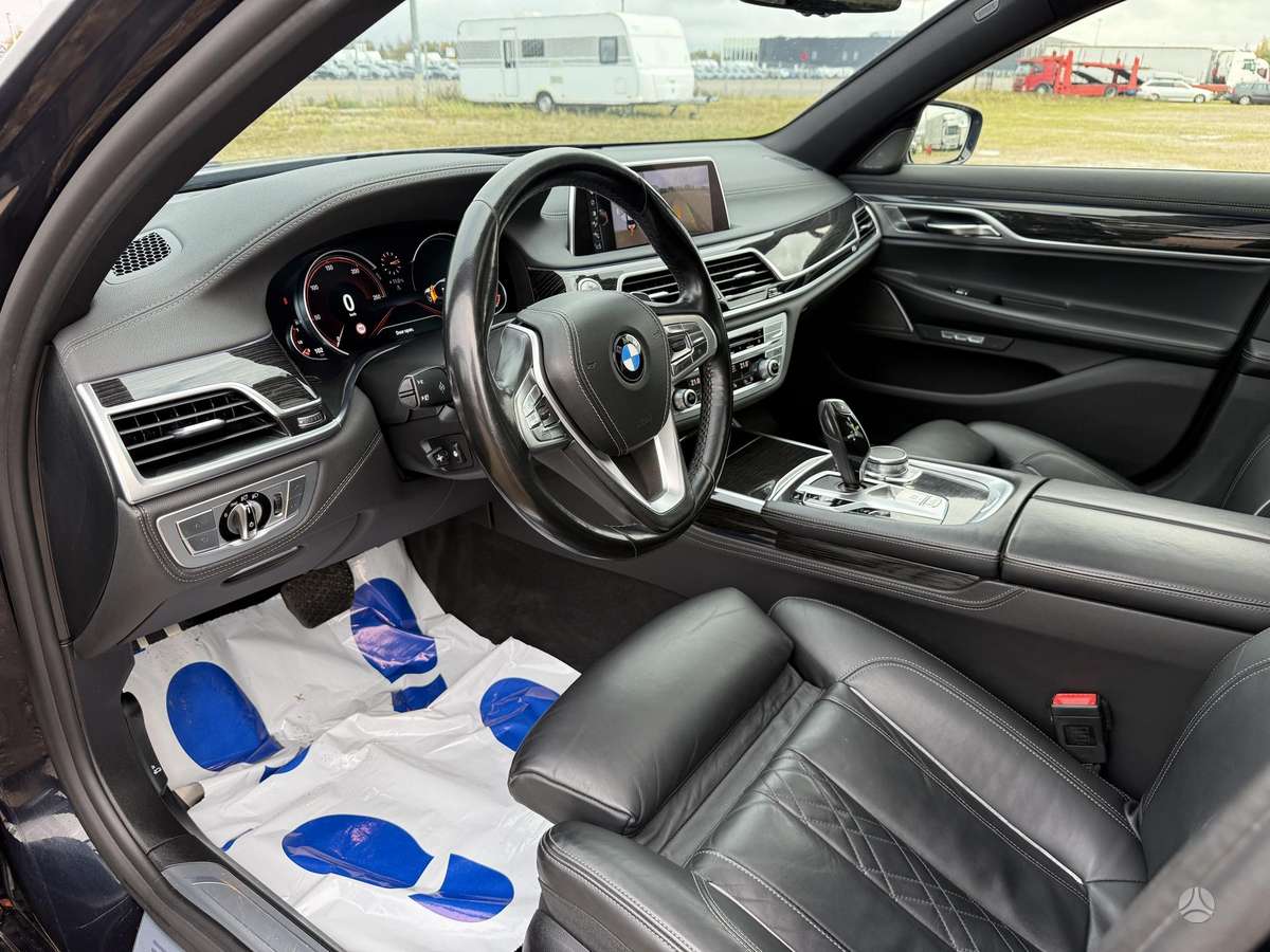 BMW 750, 4.4 l., Седан