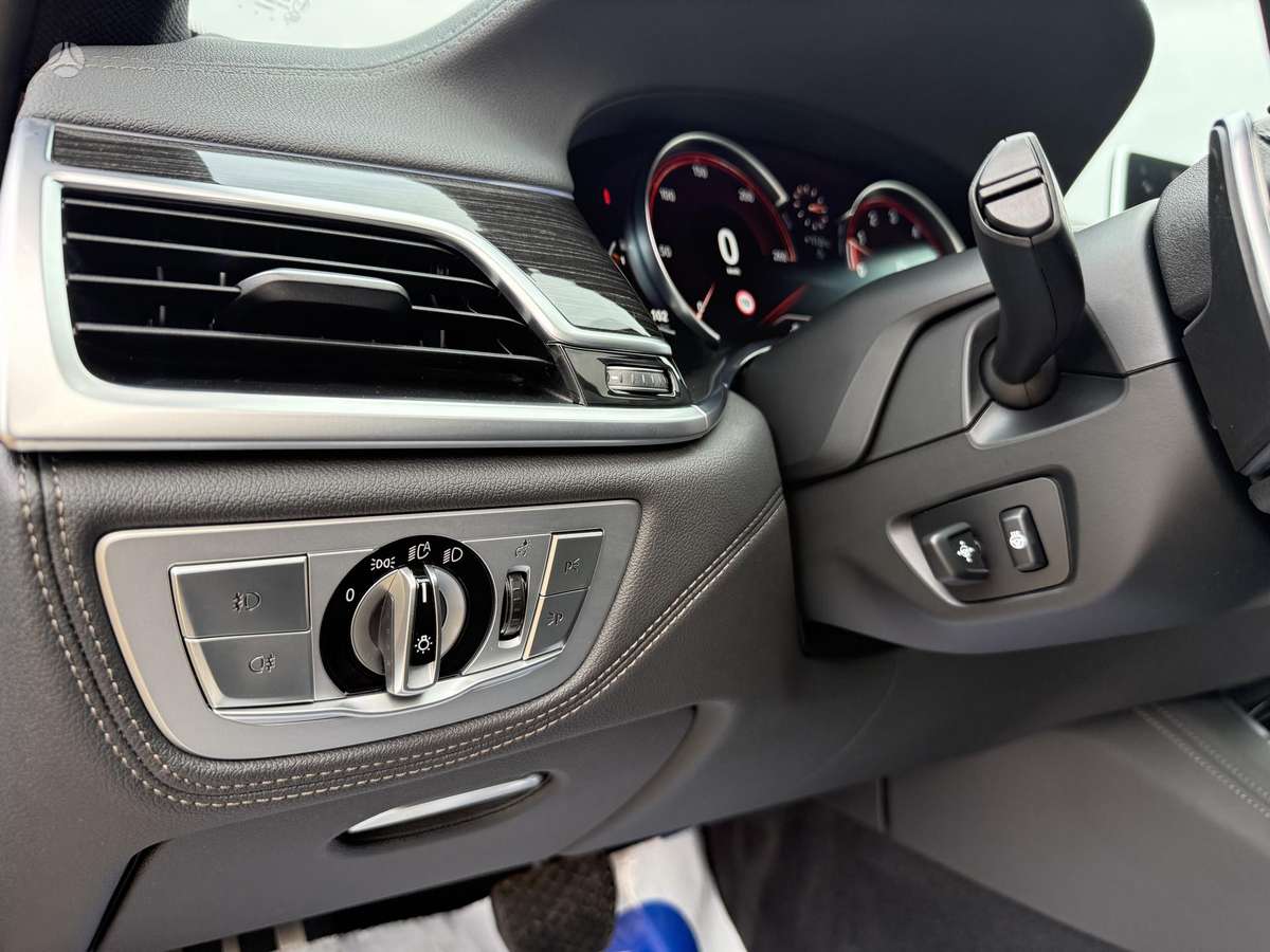 BMW 750, 4.4 l., Седан