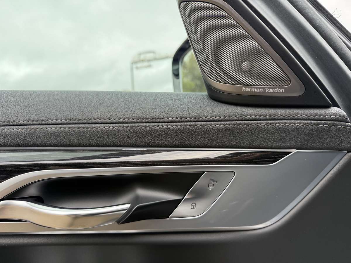 BMW 750, 4.4 l., Седан