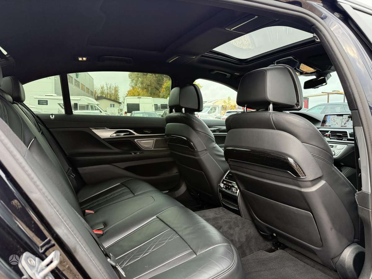 BMW 750, 4.4 l., Седан