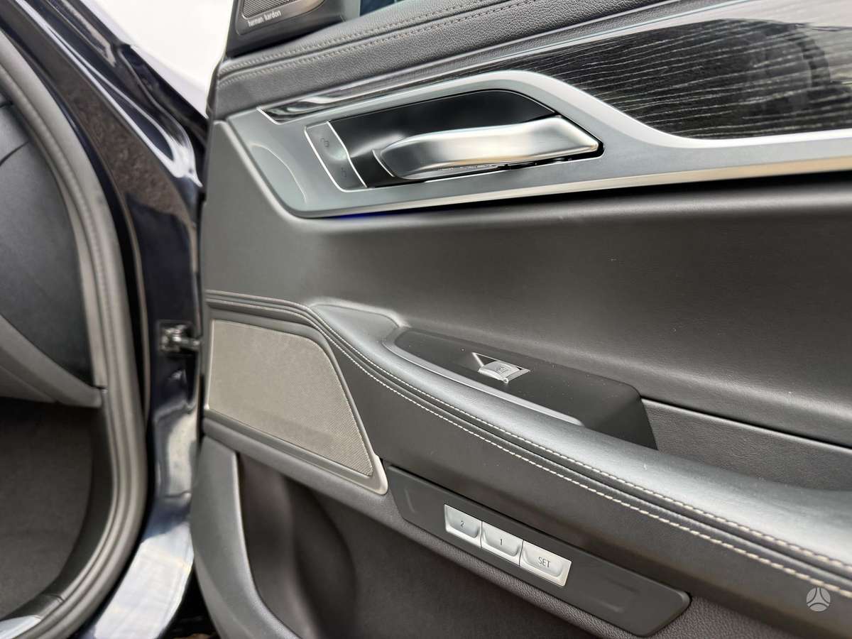 BMW 750, 4.4 l., Седан