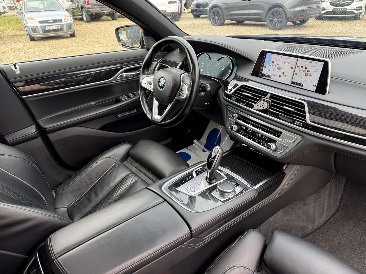 BMW 750, 4.4 l., Седан