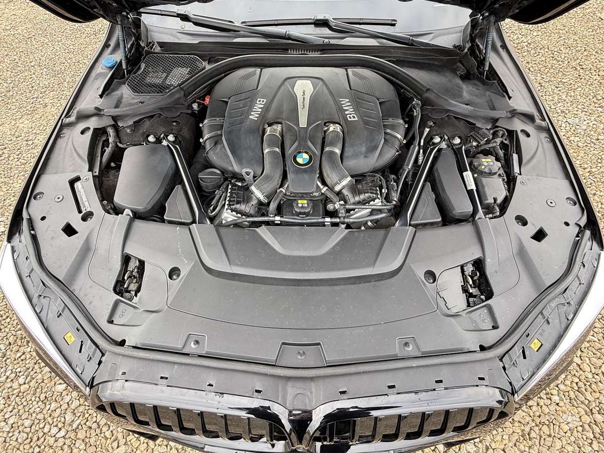 BMW 750, 4.4 l., Седан