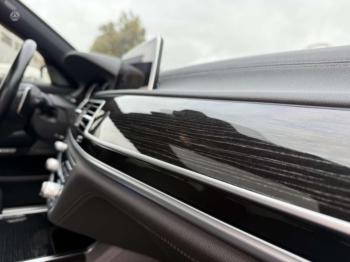 BMW 750, 4.4 l., Седан