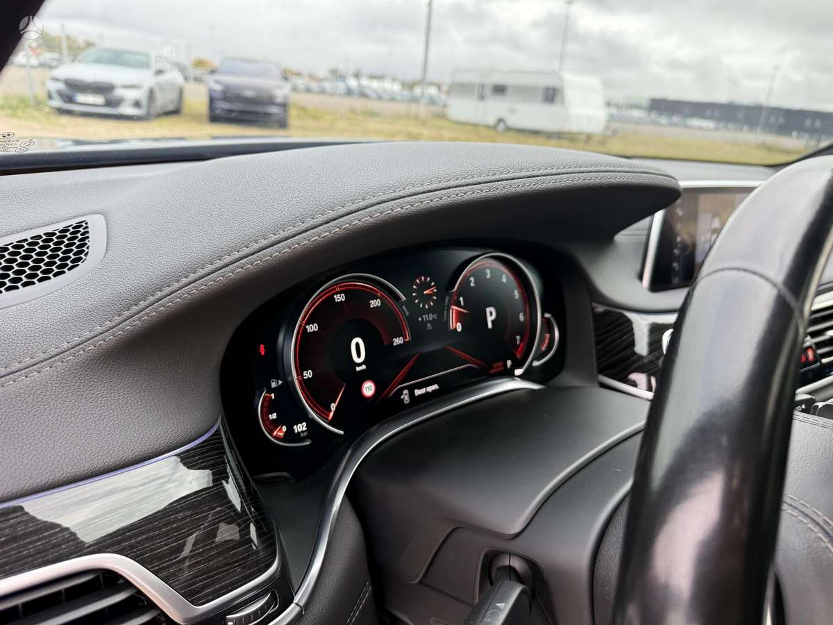 BMW 750, 4.4 l., Седан