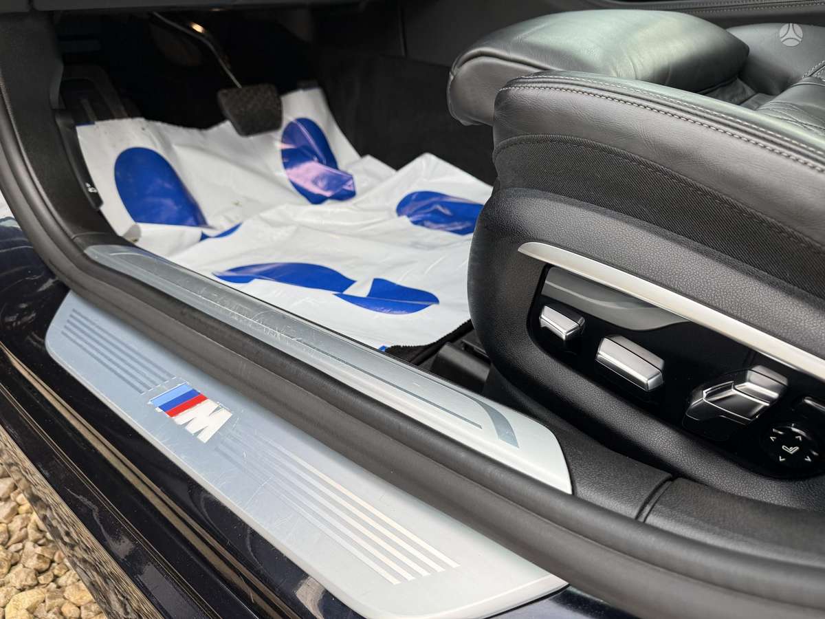 BMW 750, 4.4 l., Седан