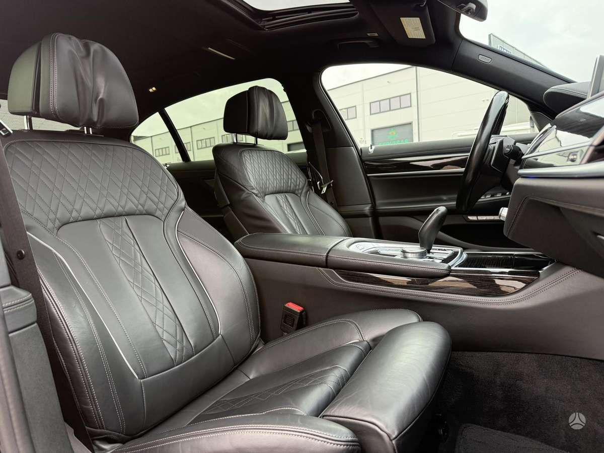 BMW 750, 4.4 l., Седан