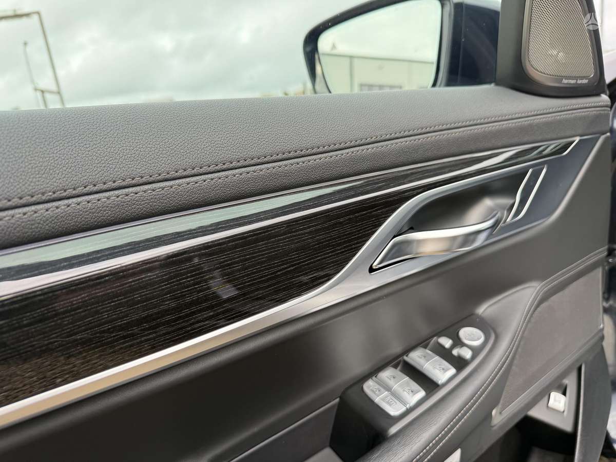 BMW 750, 4.4 l., Седан