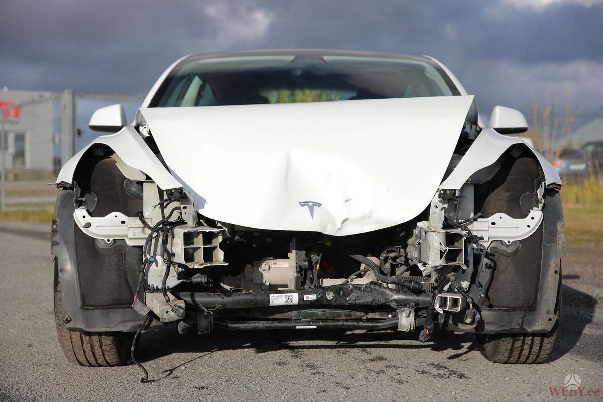 Tesla Model 3, Седан