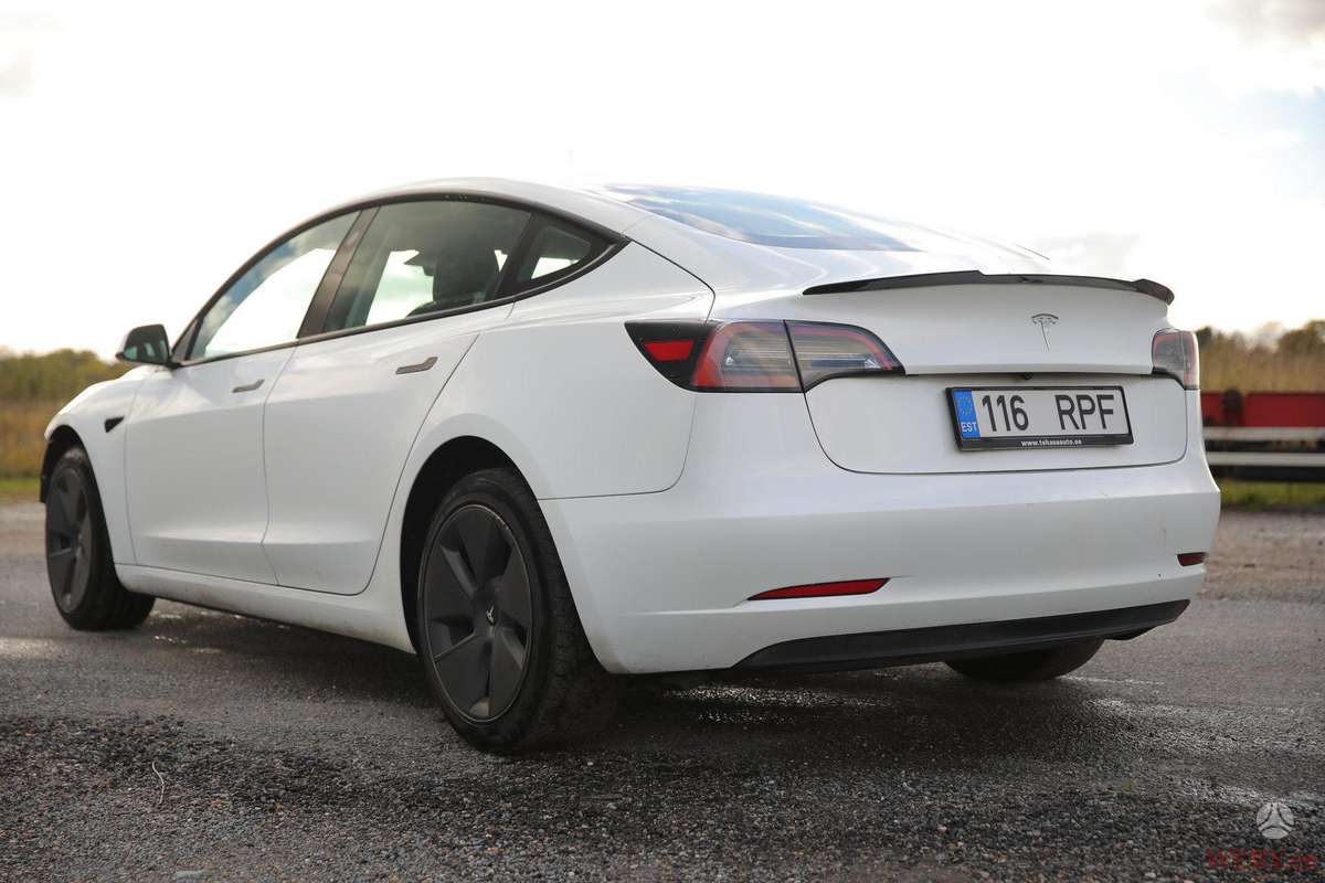 Tesla Model 3, Седан