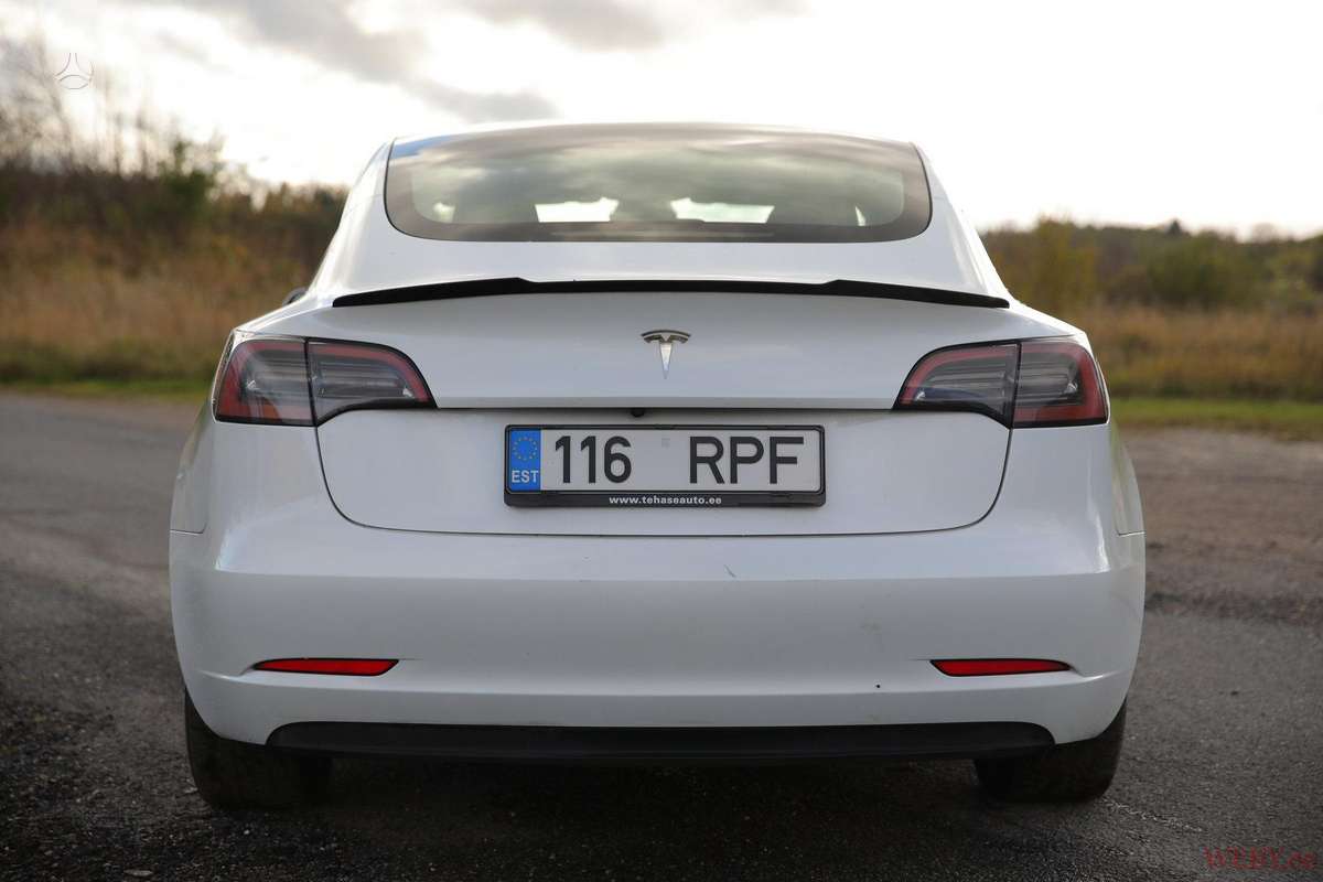 Tesla Model 3, Седан