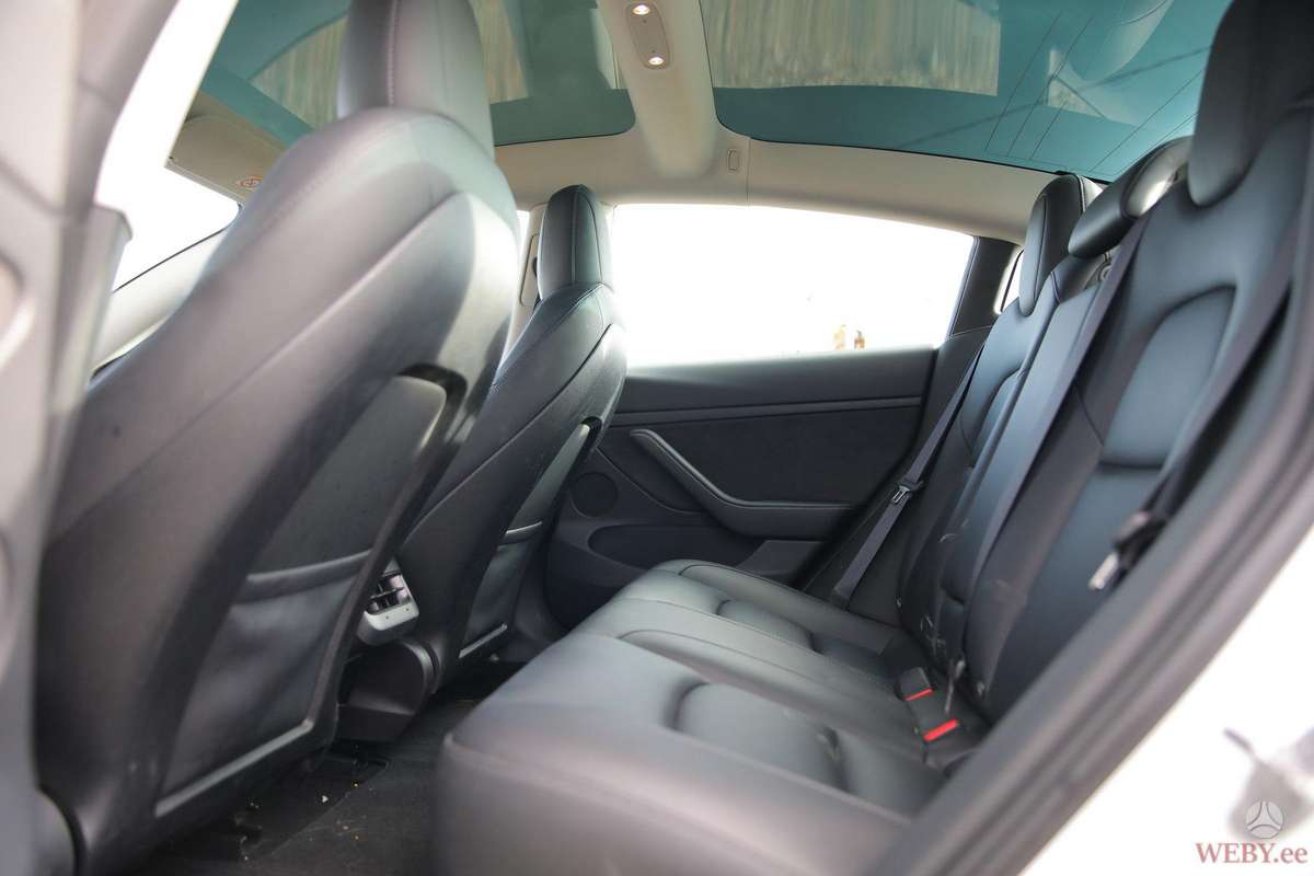 Tesla Model 3, Седан