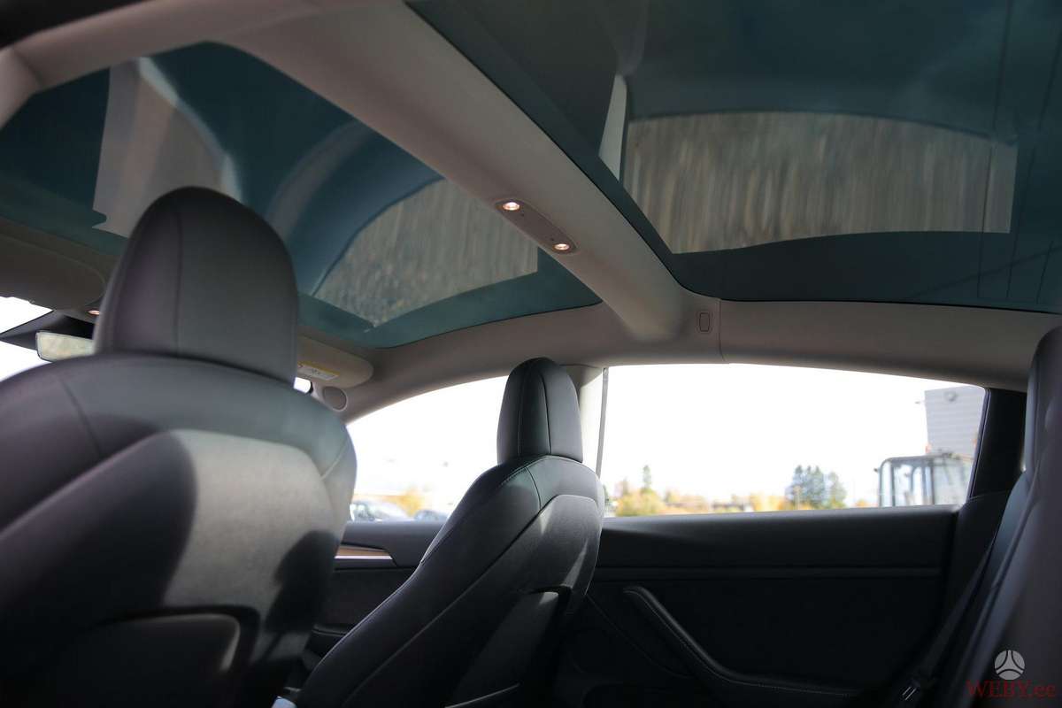 Tesla Model 3, Седан