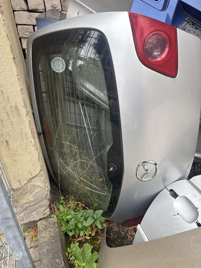 Mazda 3 Bagažines dangtis vairo kolonele