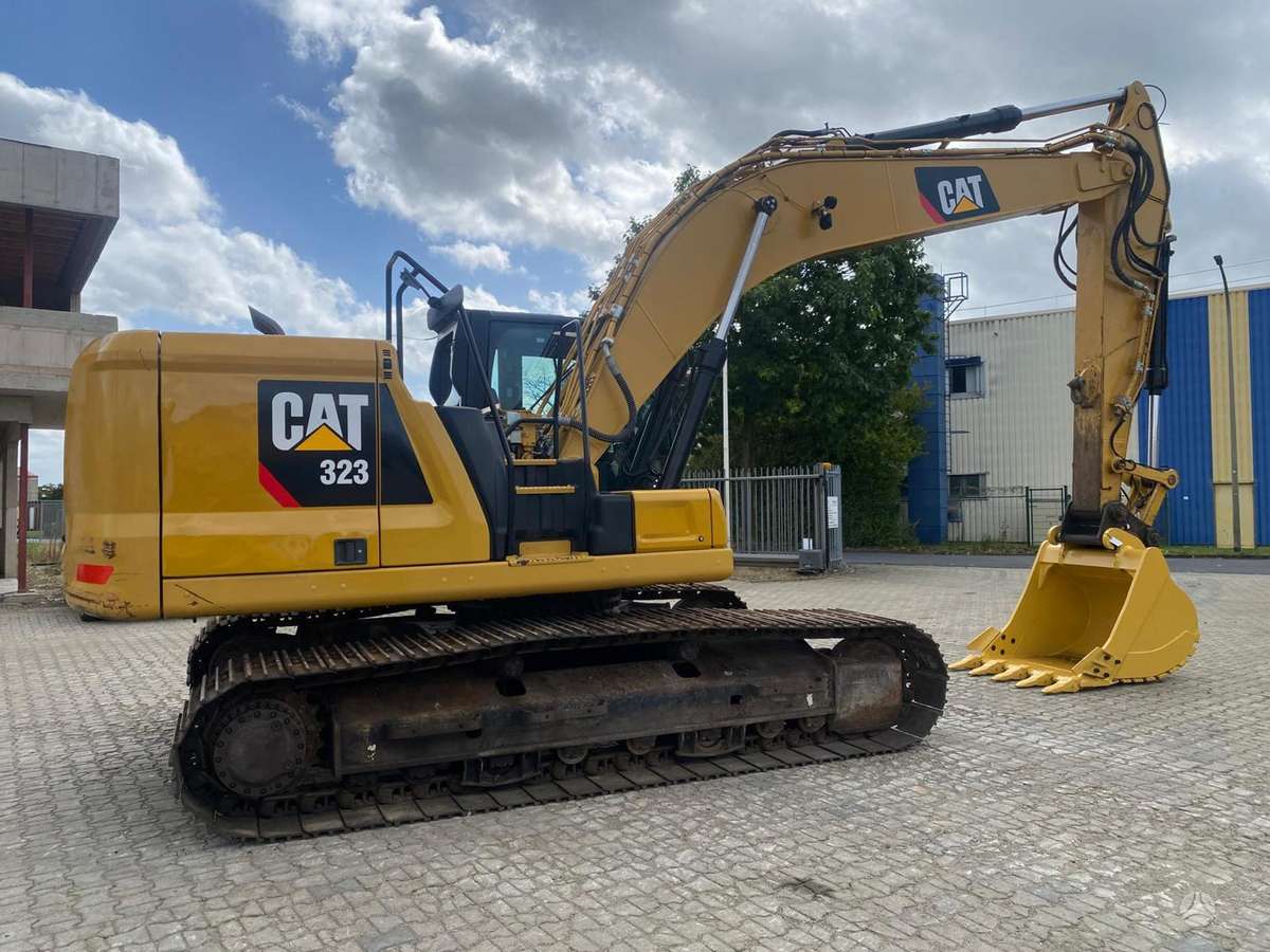 Caterpillar 323, ekskavatoriai
