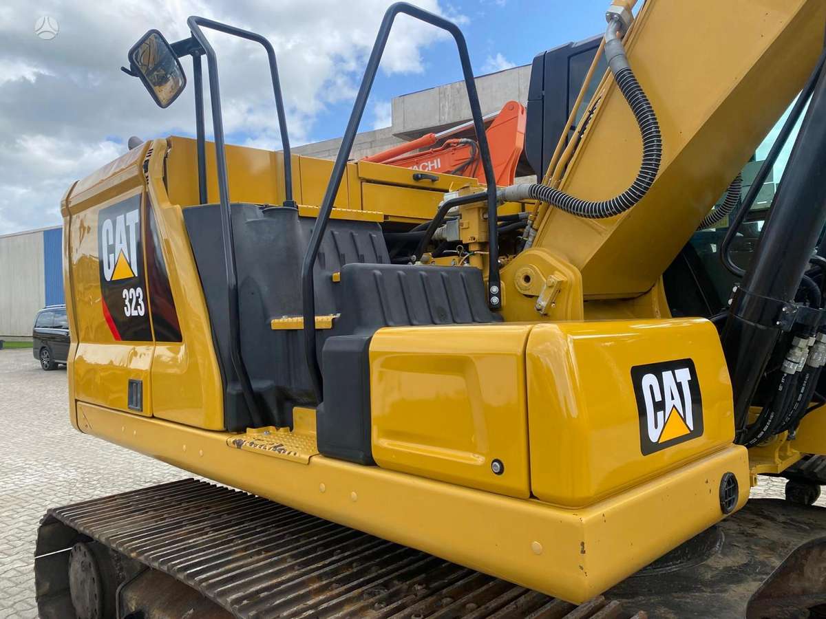 Caterpillar 323, ekskavatoriai