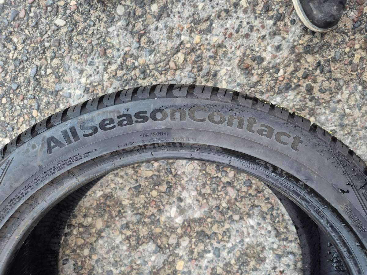 Continental, всесезонные 245/45 R20
