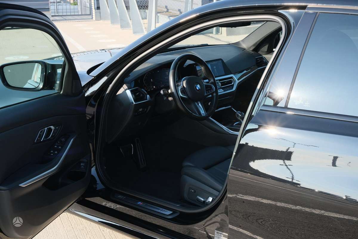 BMW 330, 2.0 l., Седан