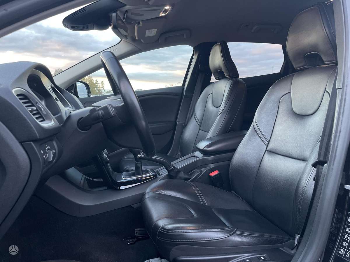 Volvo V40, 2.0 l., hatchback