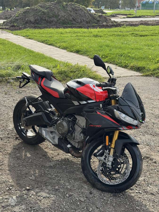 Aprilia Tuono, street / classic