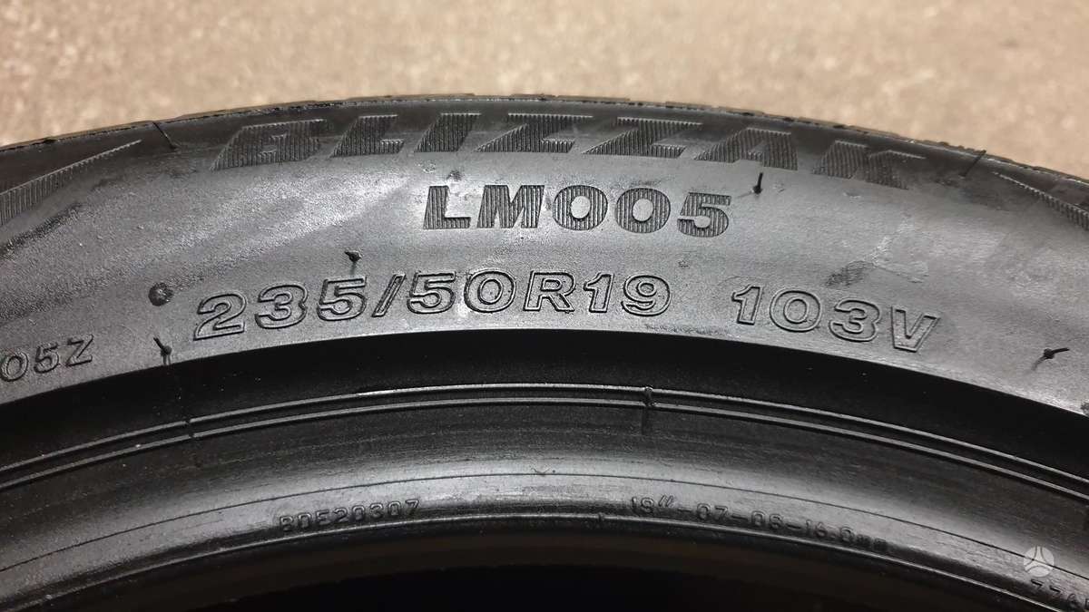 Bridgestone Blizzak LM005, winter 235/50 R19