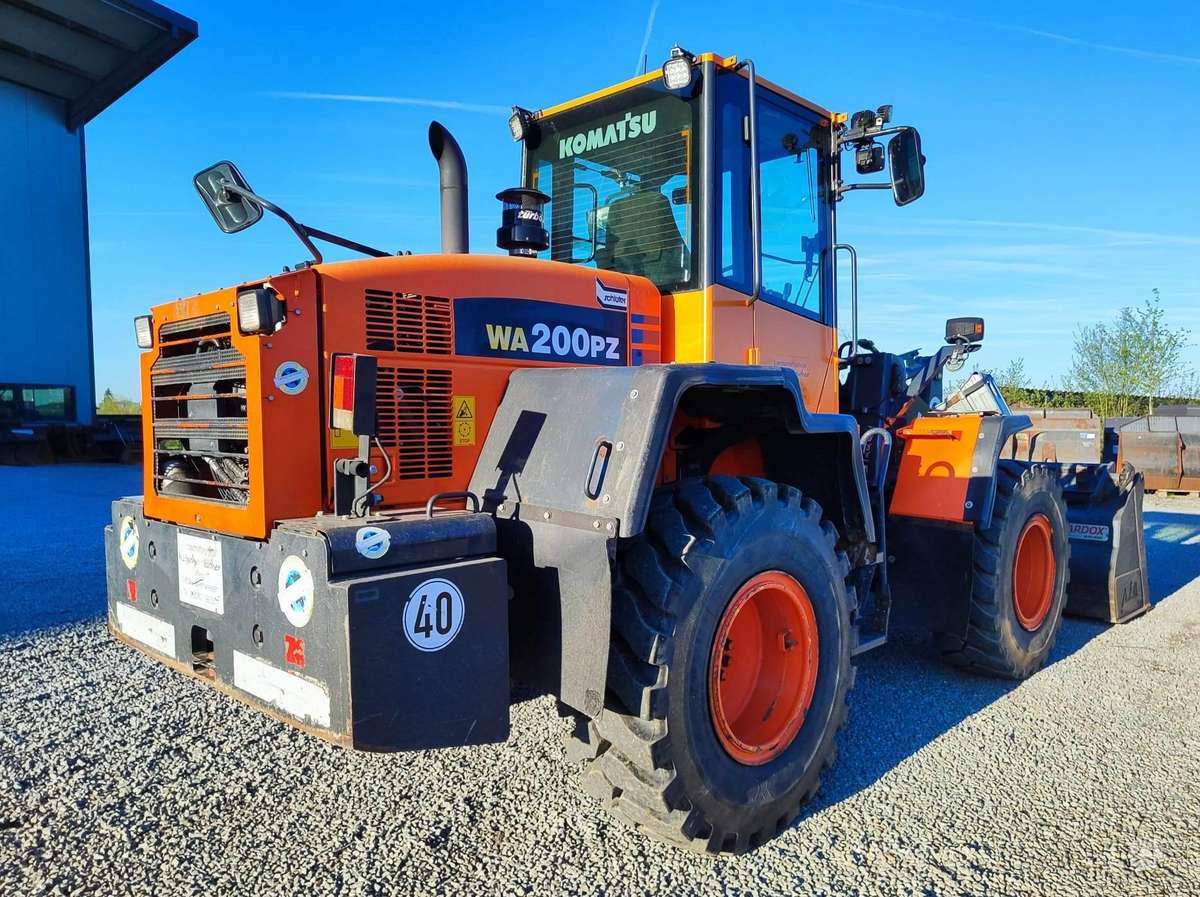 Komatsu WA200PZ, frontal loader