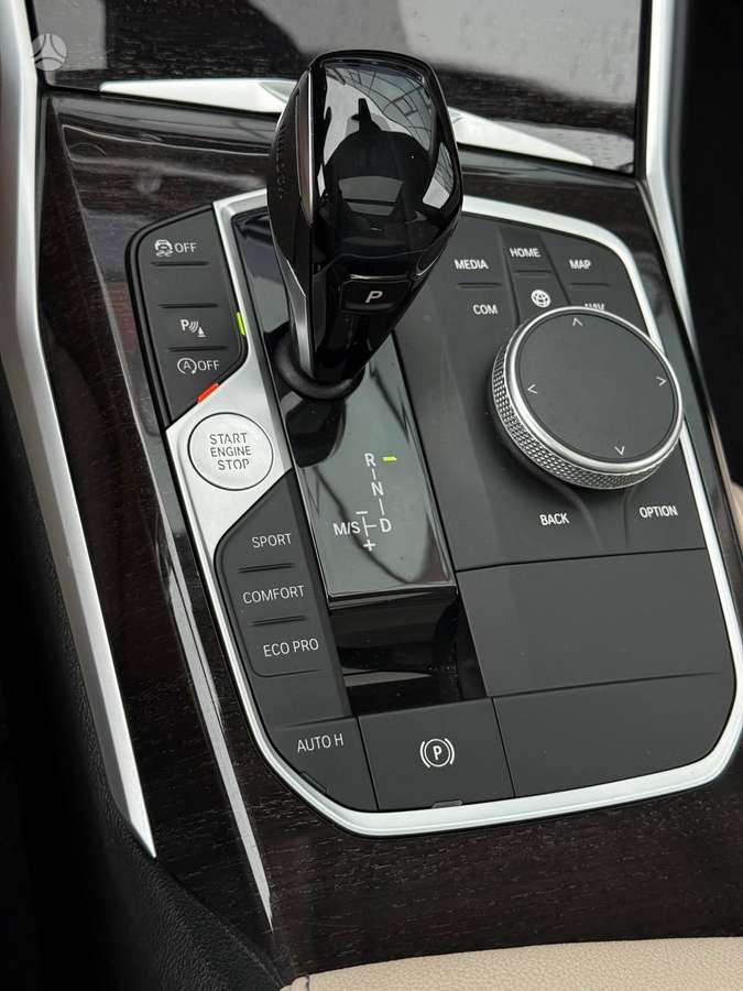 BMW 320, universalas